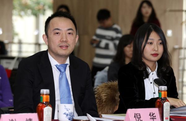 倪华和居文君(右)