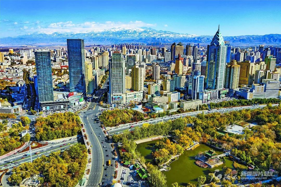 我是昌吉的,在乌鲁木齐有房子,我想在乌鲁木齐办理一张老年免费公交卡怎么办?