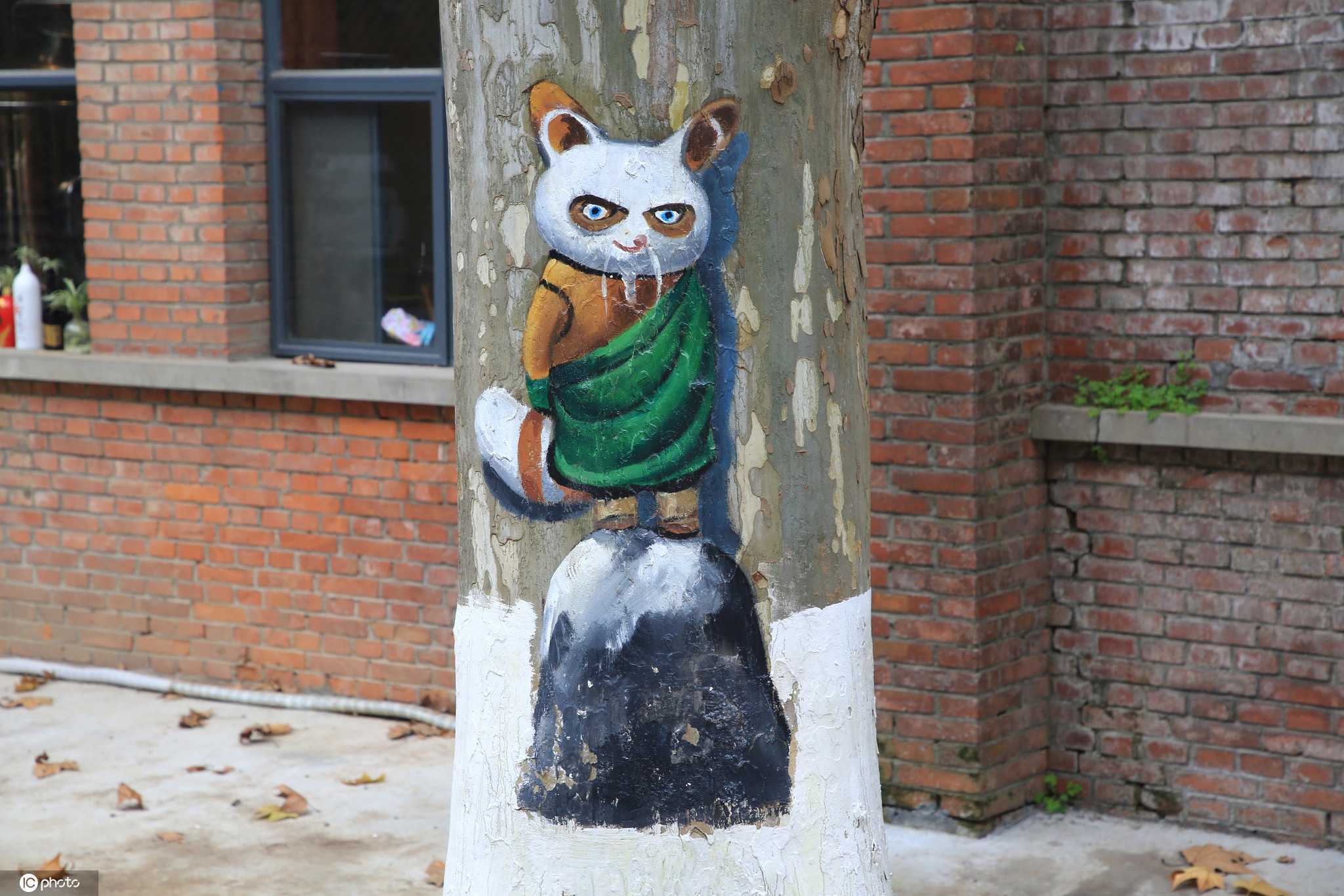 梧桐树里熊出没!湖北襄阳街头的创意彩绘