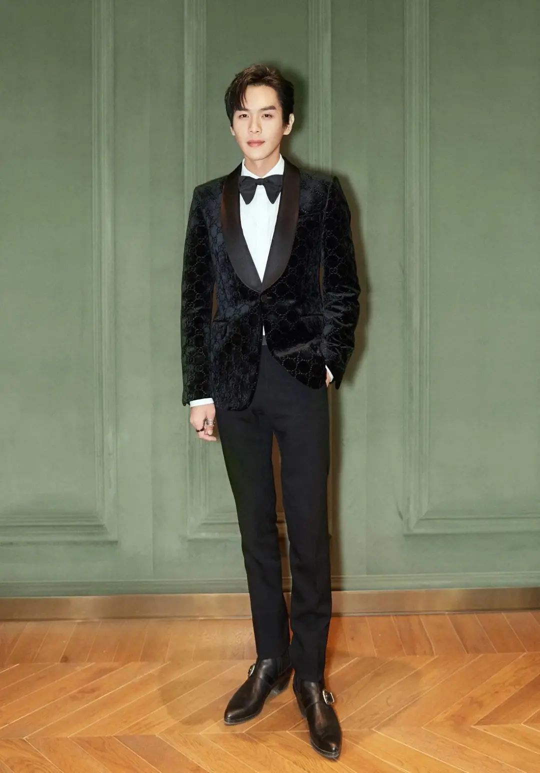 张若昀瘦下来好会穿,双排扣风衣配高领衫,181cm身材比例像男模