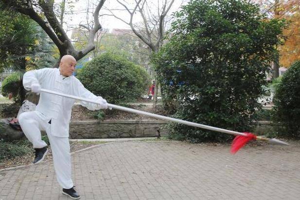 舞动5公斤重太极大枪