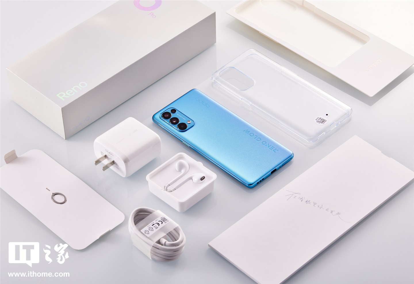 reno 5 pro 的包装仍然延续了 reno 系列的一贯风格,修长的长方体设计