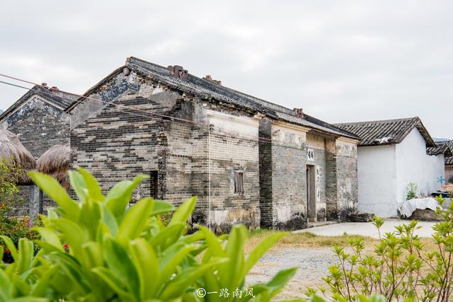 朱所村位于新兴县天堂镇的东北面,保留很多砖土结构的老房子,村舍被