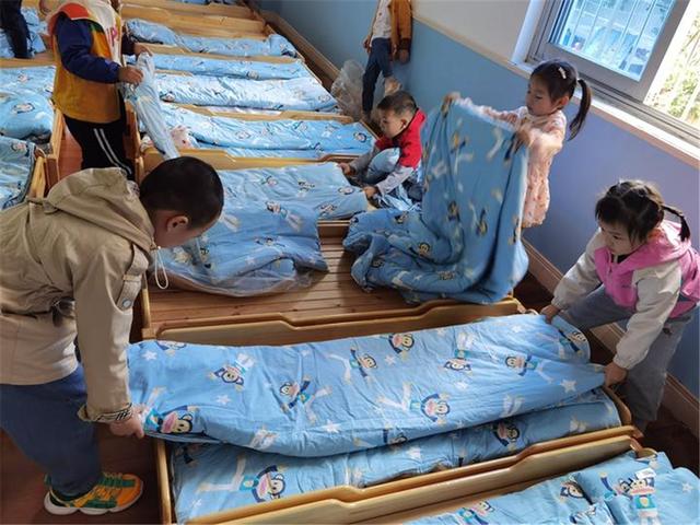 幼儿园午睡起床后孩子会经历什么看完感慨老师不容易