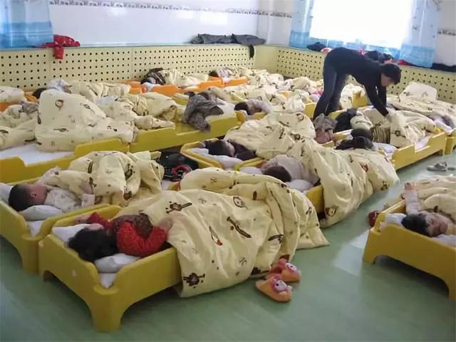 幼儿园午睡起床后孩子会经历什么看完感慨老师不容易