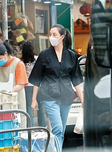 古惑仔送行钱国伟郑伊健穿西装长发飘逸蒙嘉慧身材似少女