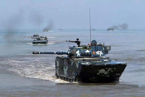 第四种是空降机械化部队,我军空降兵从空降轻装步兵到现在的重装空投