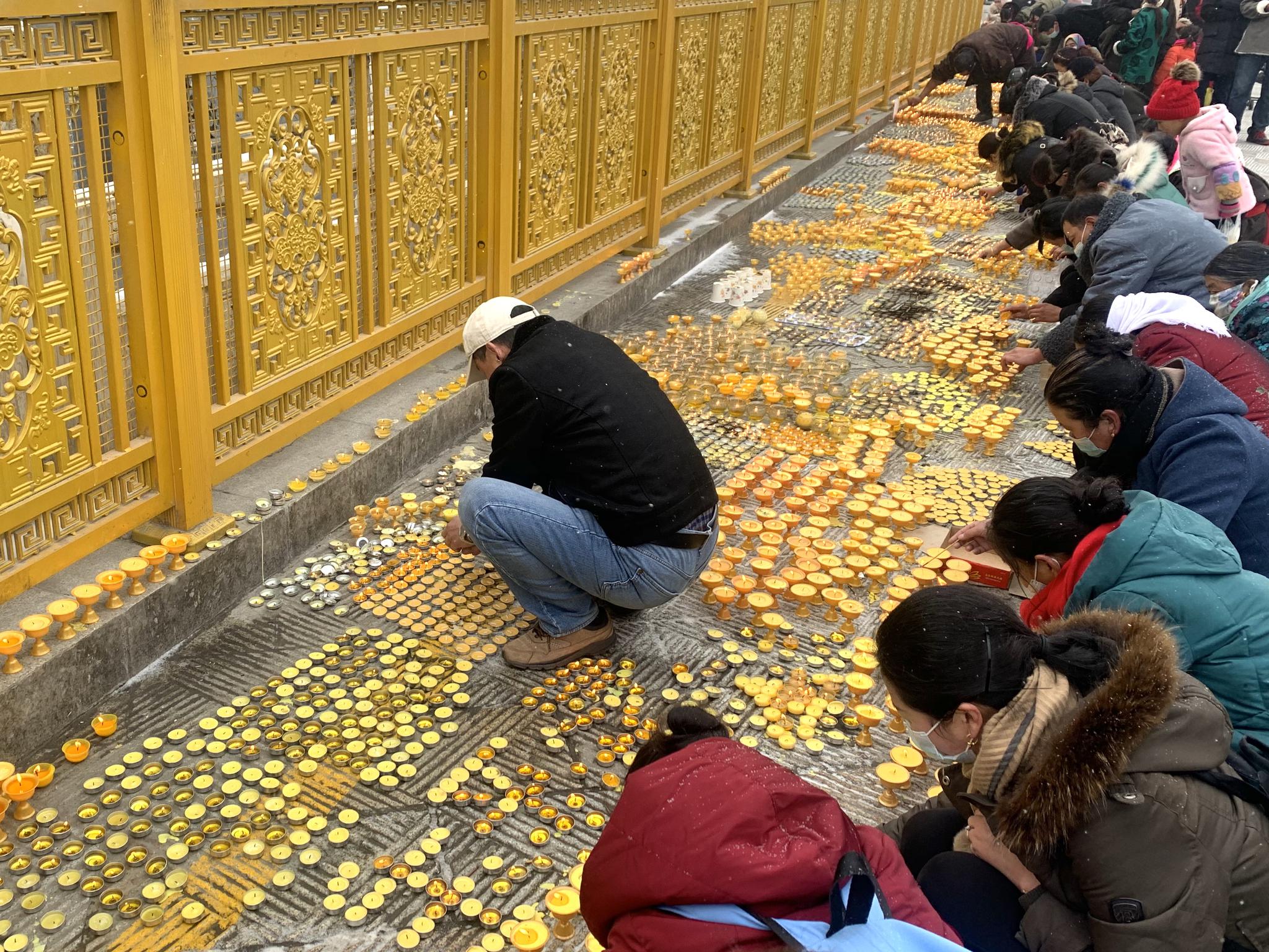 青海僧众迎来"燃灯节"