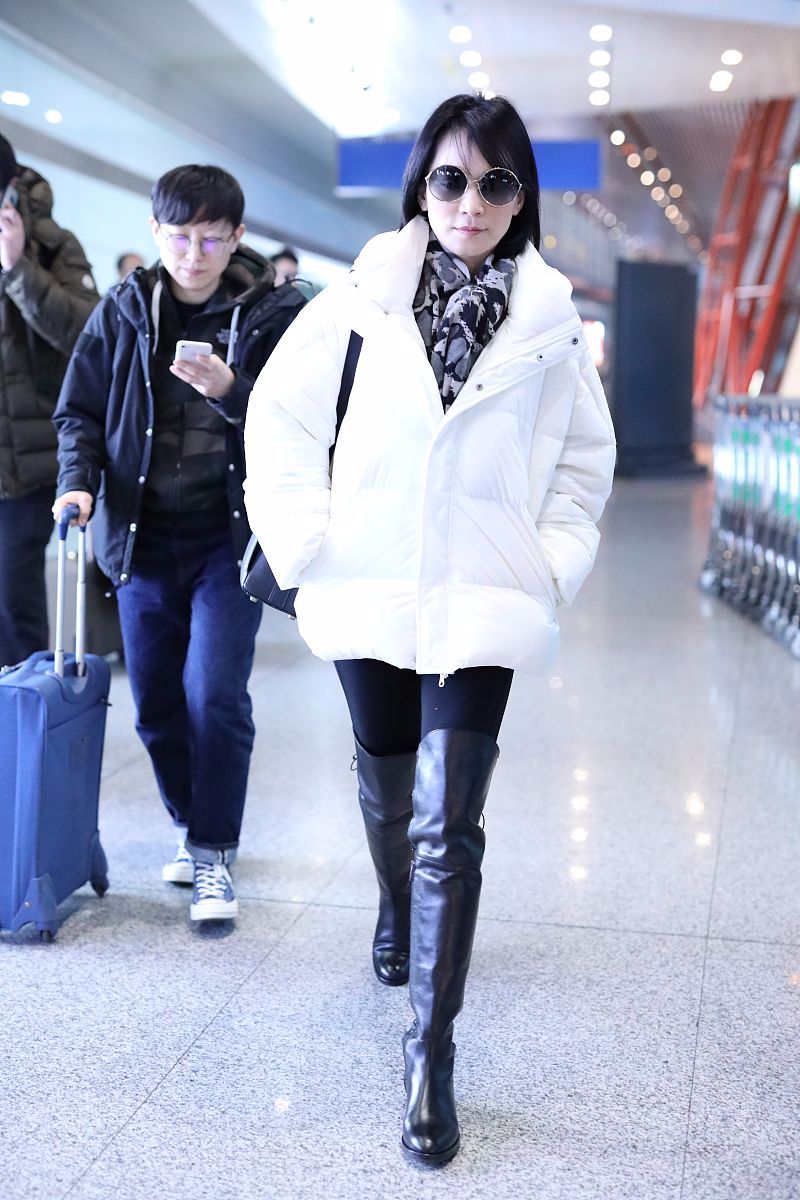 俞飞鸿下车被抓拍49岁面容难掩苍老但穿着干练气质不俗