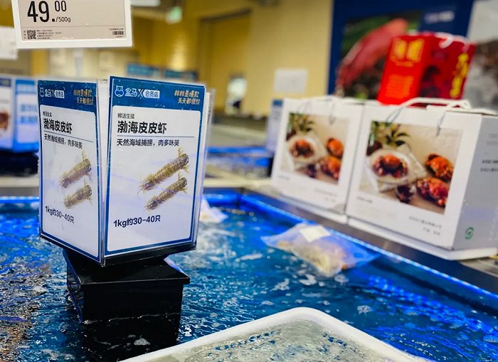 本土消费者热爱的海鲜池是盒马X会员店独有的景观