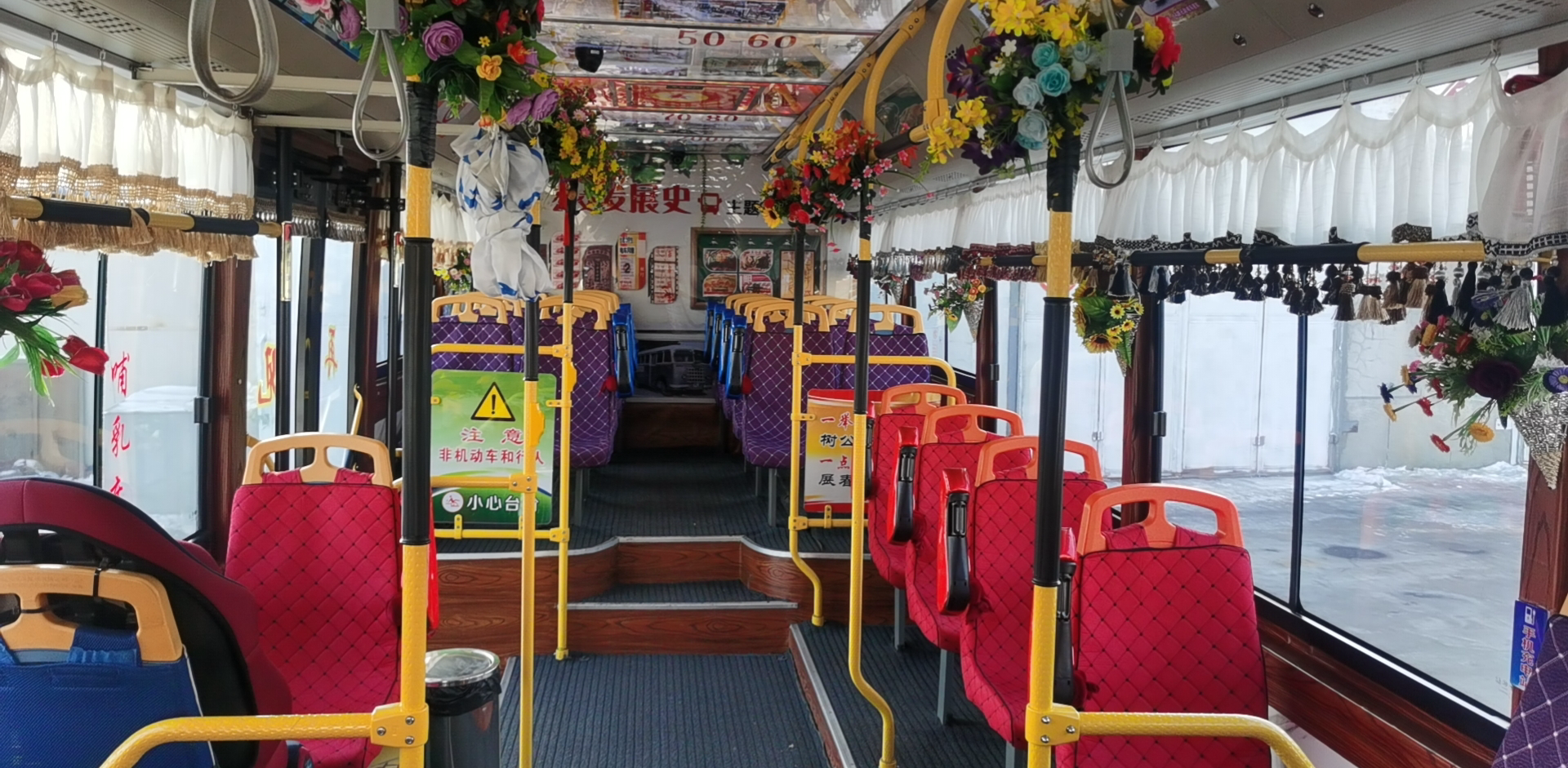 长春259路公交车上的"高颜值"车厢以公交发展史为主题,布置得既战洁