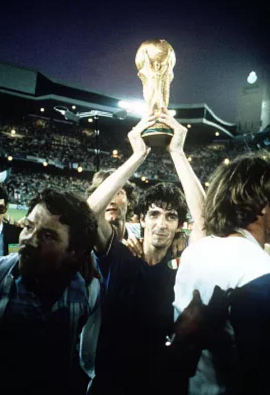 罗西捧得1982年世界杯冠军