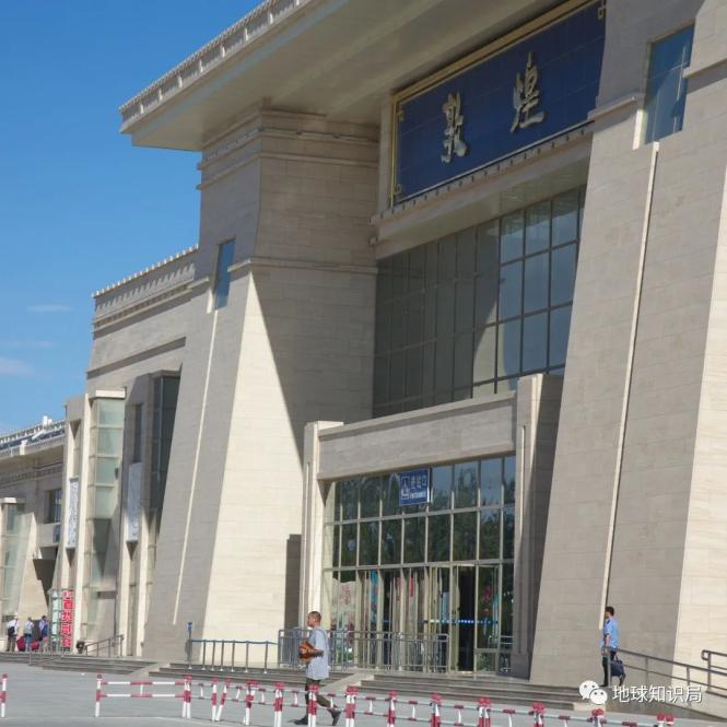 敦煌火车站（图片：三峡骚客489 / 图虫创意）