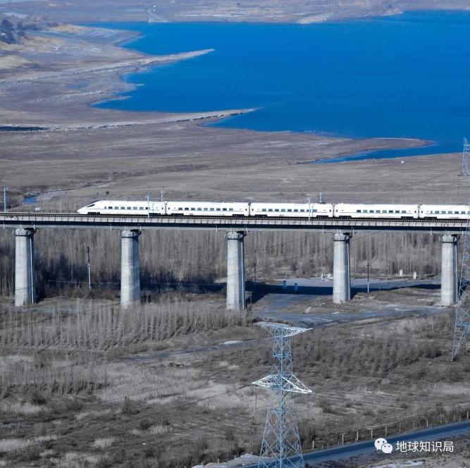 兰新高铁一路向西（图片：黄不摇 / 图虫创意）