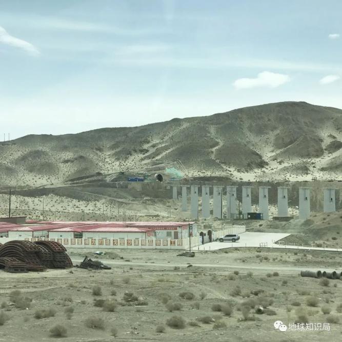 正在建设中的依吞布拉克一号隧道（图片：杔格）