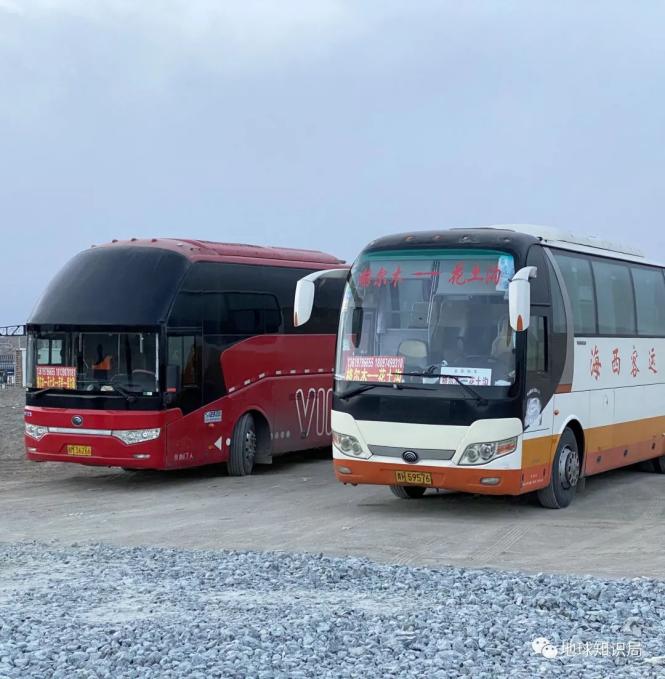 开向格尔木的大巴（图片：杔格）
