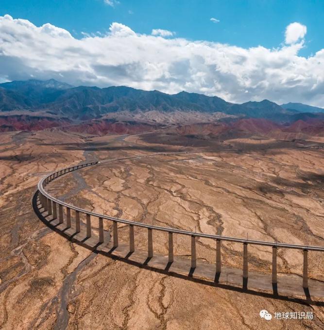 即将钻入祁连山深处（图片：泽薮同欢 / 图虫创意）