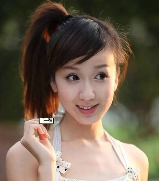 在很多人的印象当中,娄艺潇应该是照片中的样子,精致又俏皮的颜值,看