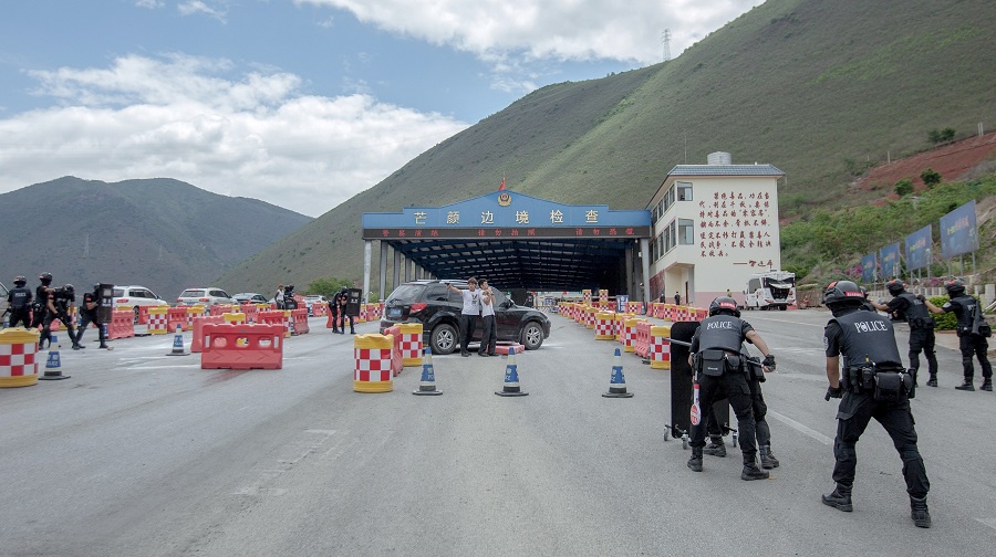 芒颜边境检查站:g56高速公路上的雄关铁卡