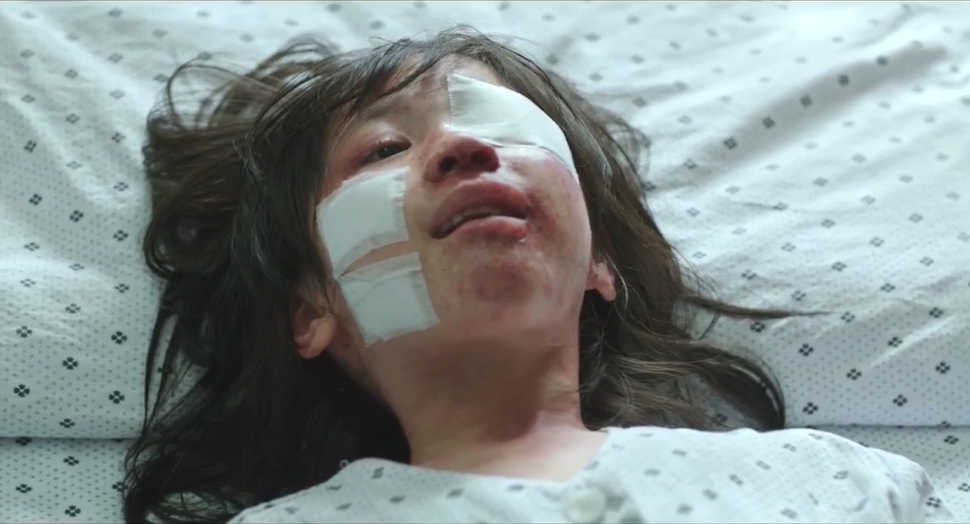 但对于刚刚遭受巨大伤害的素媛来说,即使眼前的这个男人是父亲,也足以