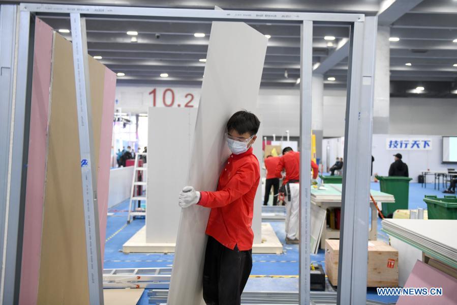 A contestant competes during the first vocational skills competition in Guangzhou, south China's Guangdong Province, Dec. 10, 2020. The competition, running from Thursday to Sunday, will see over 2,500 contestants taking part in 86 catogories of contests. (Xinhua/Lu Hanxin)