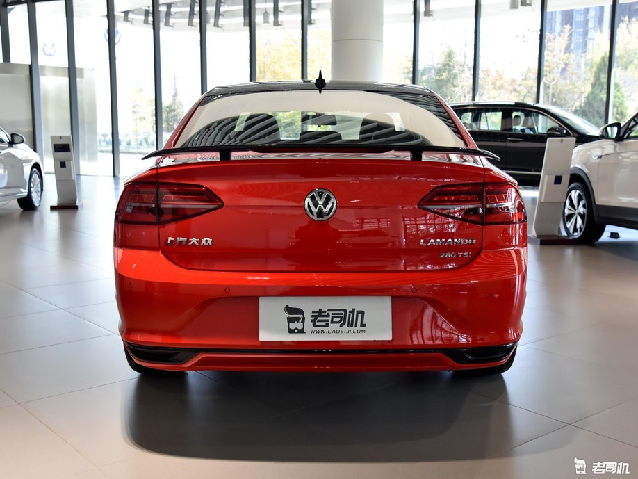 紧凑型家轿里的"资优生" 小哥带你看大众凌渡