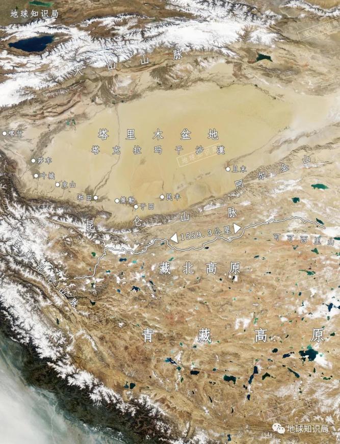 这条边界线两边一边是塔克拉玛干沙漠、一边是藏北无人区南疆尚且有一串绿洲城市，藏北是真的人迹罕至（底图：NASA）