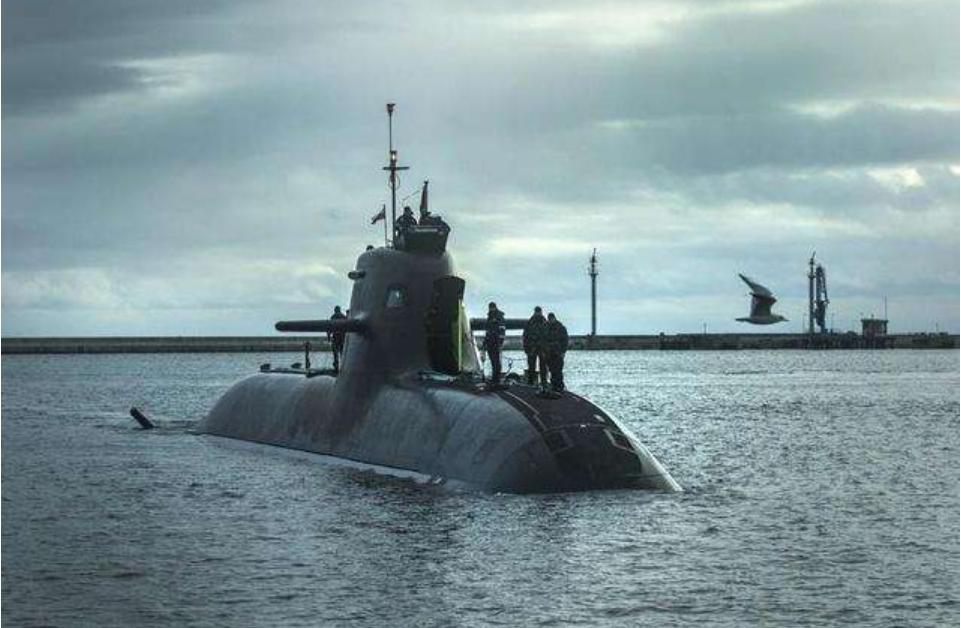 德国投降后,一艘u型潜艇漂浮海上,里面可能藏有纳粹高级首脑