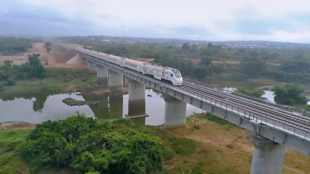 大白猪内燃动车组正在西非大地上狂奔