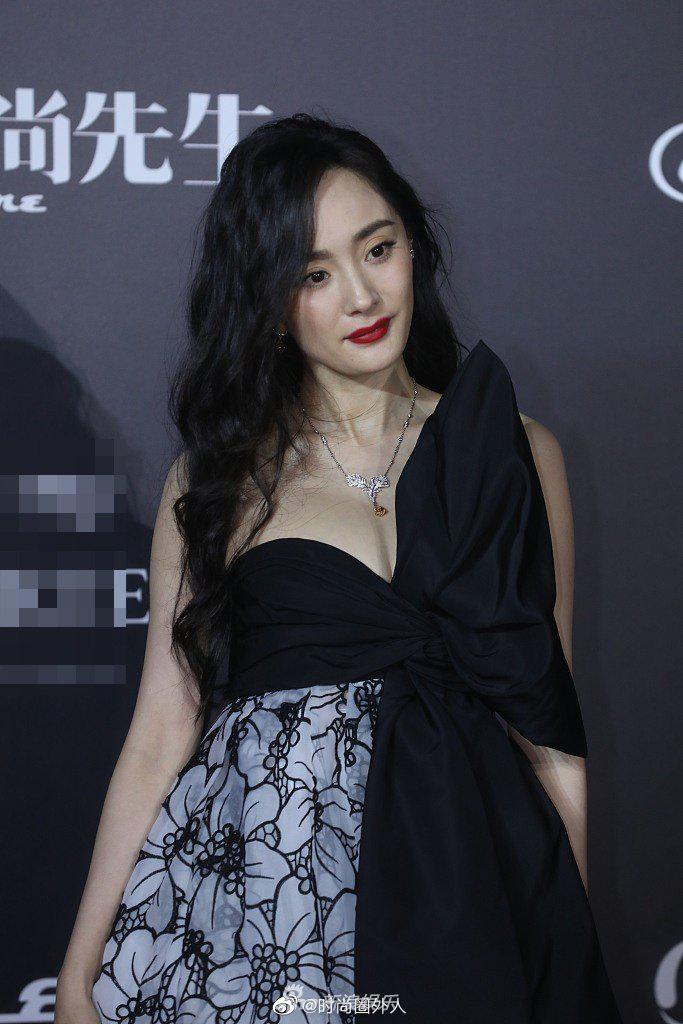 印花吊带长裙,黑发红唇,性感迷人的大幂幂