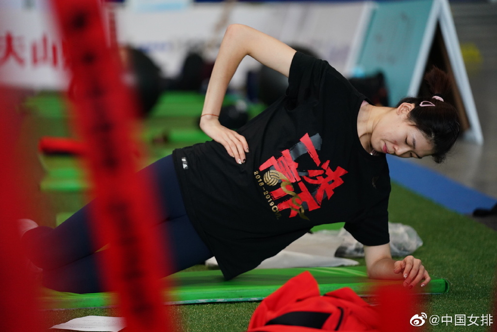 丁霞训练表情认真!颜妮抱七个排球,龚翔宇熊抱姚迪还与朱婷打闹