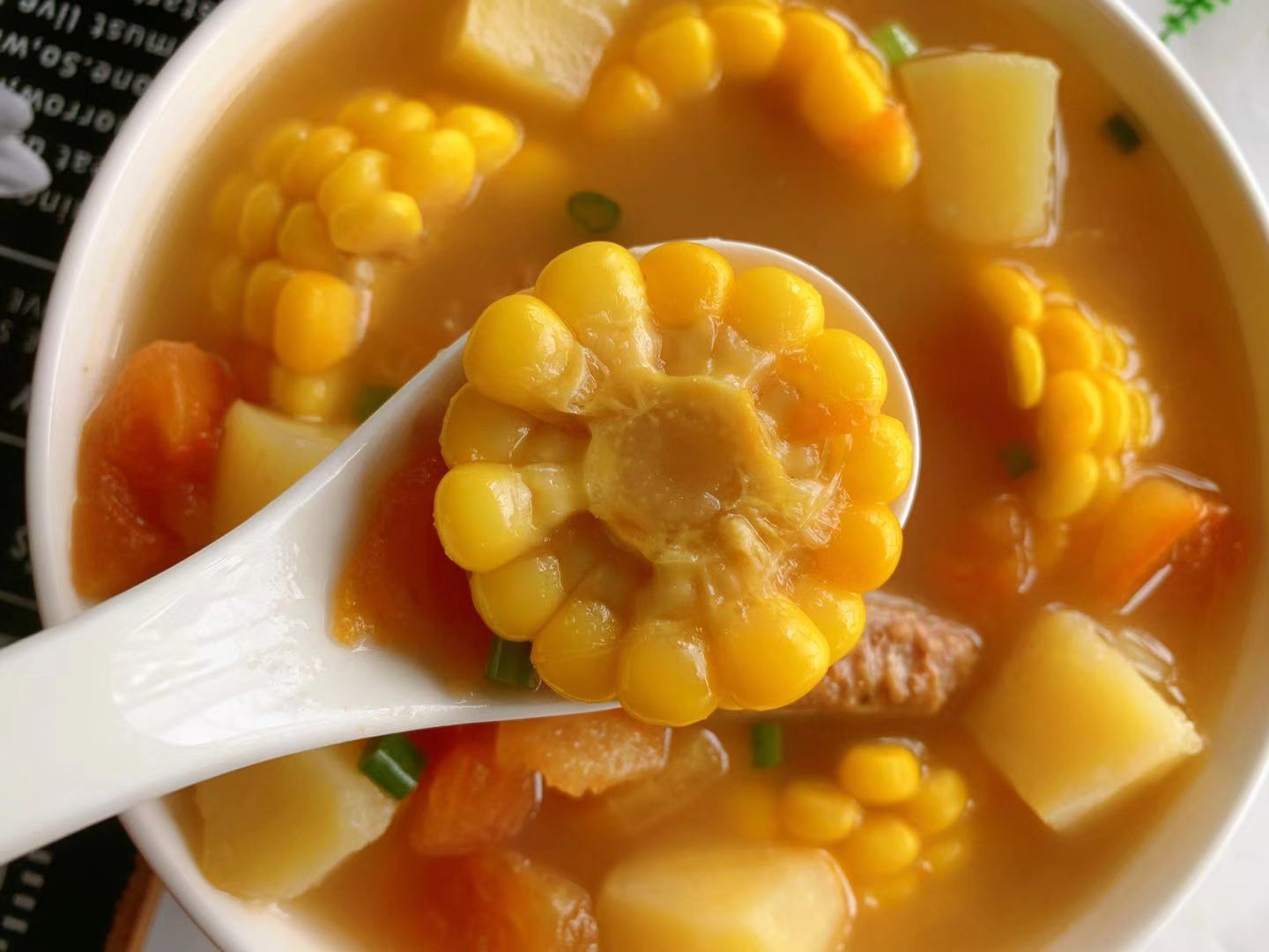 【番茄玉米排骨汤】 食材: 排骨2根,番茄2个,玉米1根,土豆1个,大葱