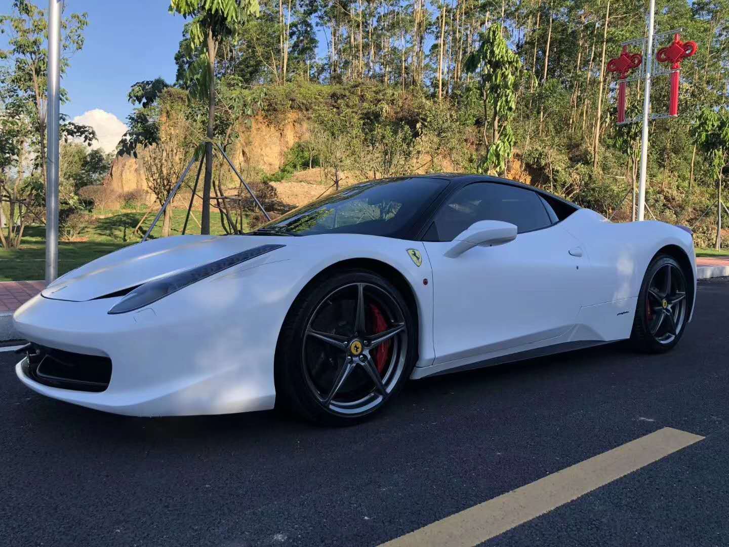 2014款法拉利458售价69万靓丽时尚外观自带美女上车辅助功能