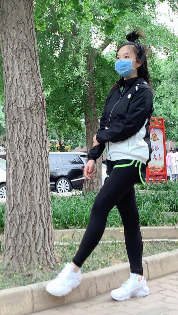 林妙可写毛笔字打扮的像个学生样才21岁却有了大妈身材