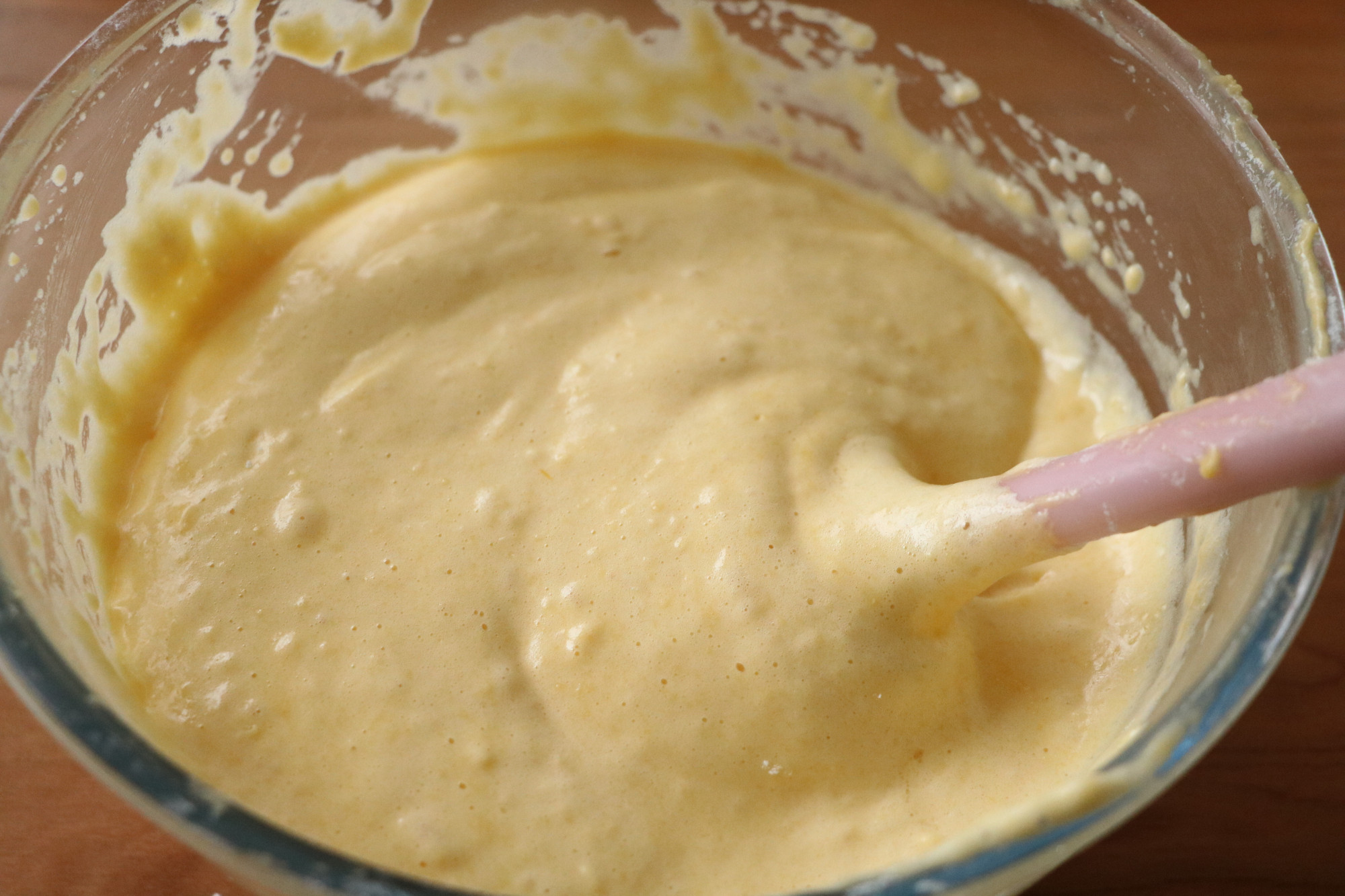 7,再把拌好的面糊倒在蛋糕模具里面,8分满就可以,最后撒点白芝麻上去