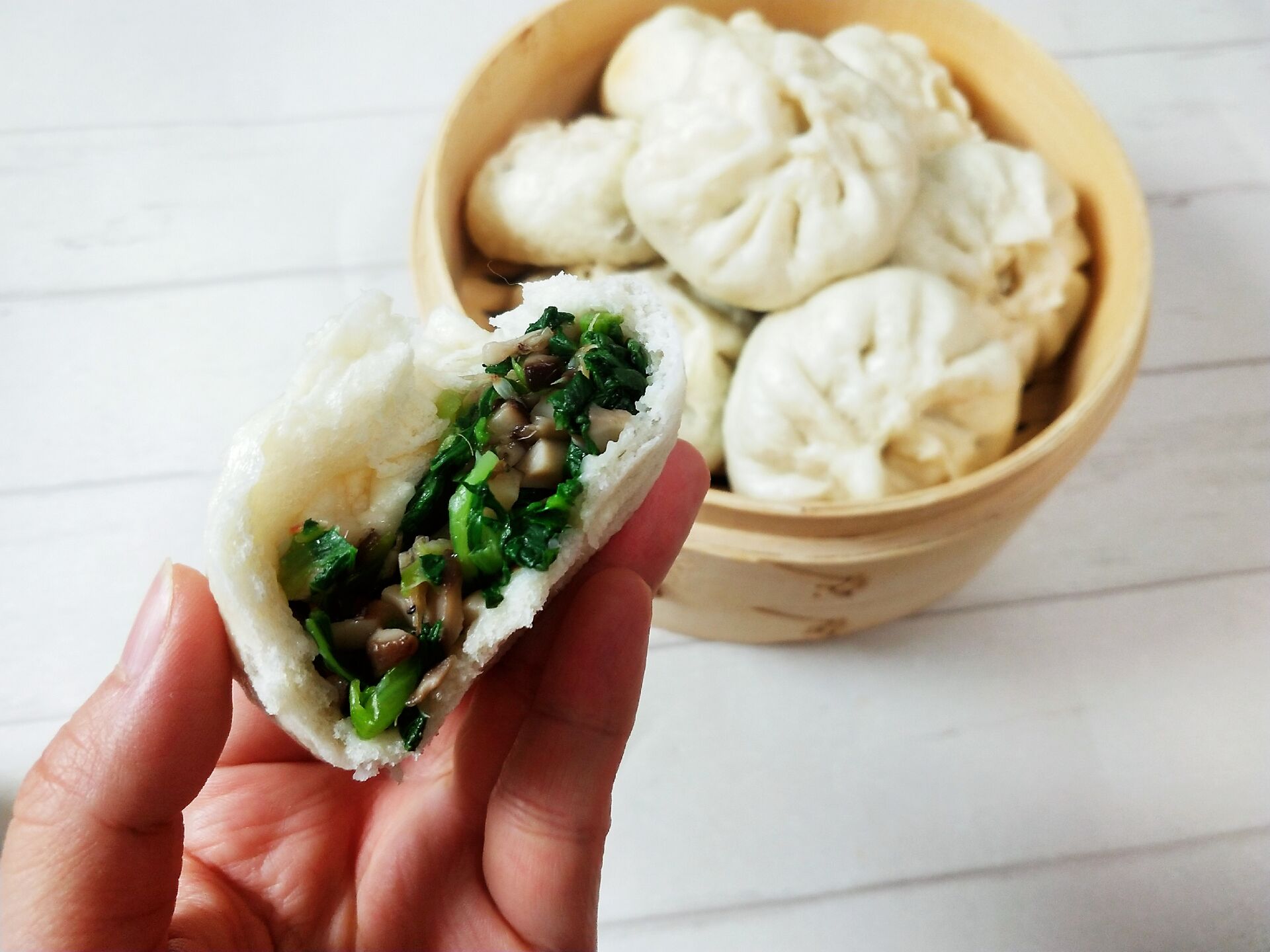 好吃又清爽的香菇油菜包子食材怎么去水馅料做的香窍门在这里