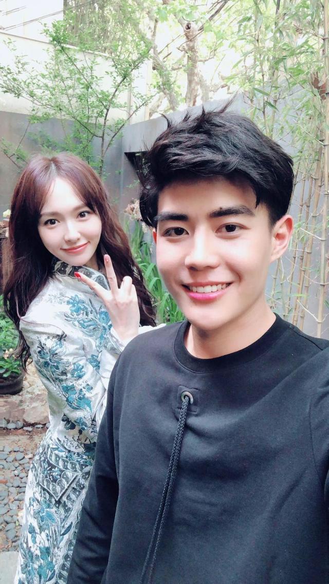 开拍,唐嫣把男二的机会留给了于济玮,在剧中饰演宁鸣,并与女二许龄月