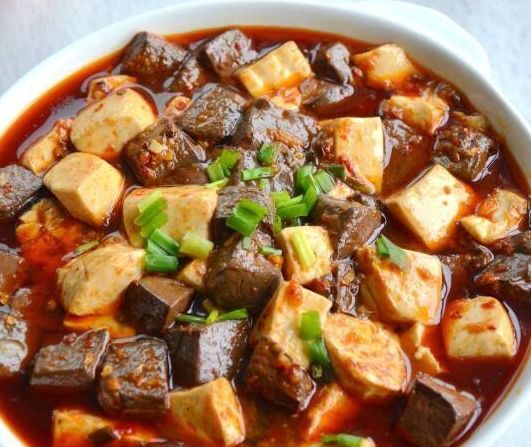 食材:鸭血,内酯豆腐,葱姜蒜,盐,生抽,白糖,料酒,水淀粉,豆瓣酱制作