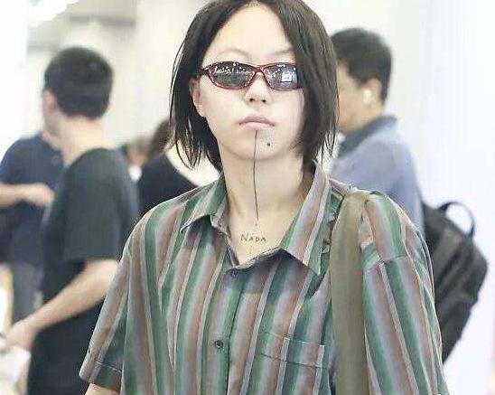 王菲女儿窦靖童分享近照,纹身布满全身,气质酷似妈妈