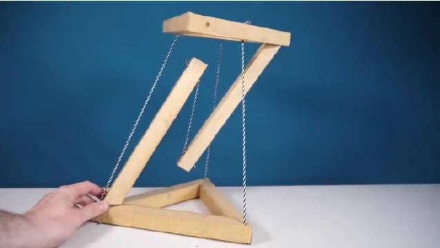 这不是把戏,这个看似反重力的布局,悬空状况下人能够站在上面