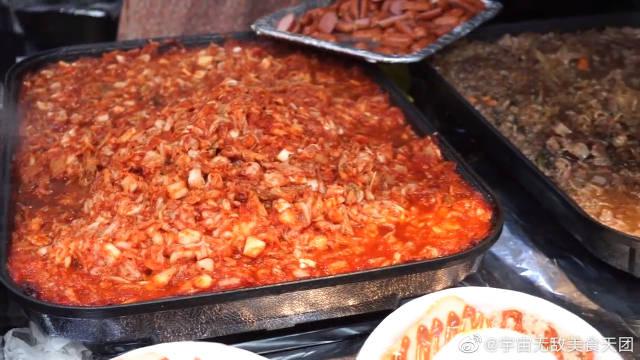 韩国街头美食铁板烧盖浇饭 午餐肉绿豆芽培根炒熟盖在米饭上面