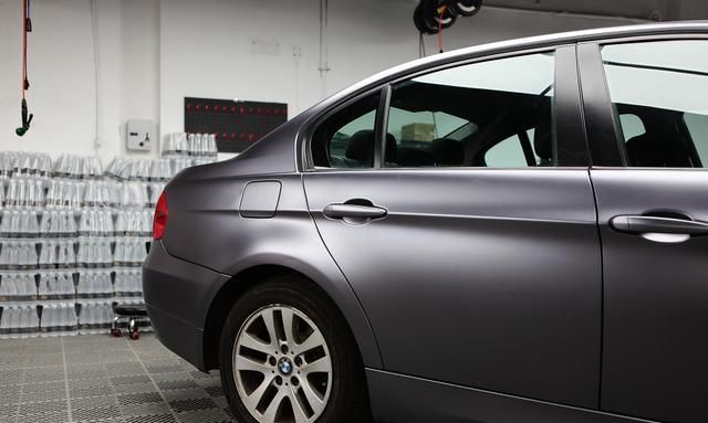 宝马320i改色电光碳灰色 这回简直帅到没朋友