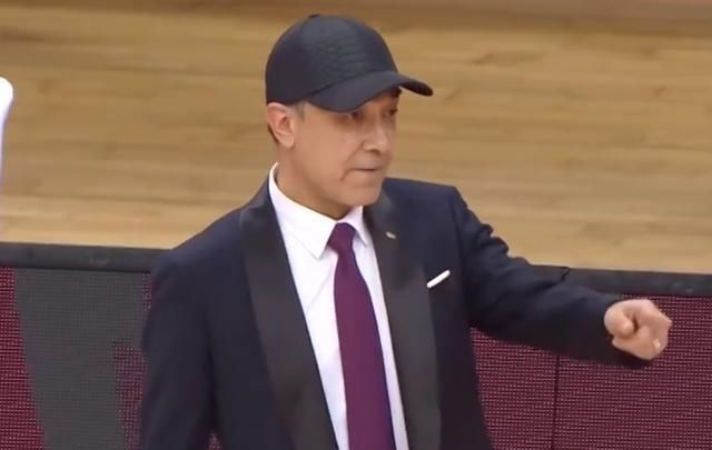 又是闫军一个黑哨后再送2个技术犯规球迷暗讽他买小分了