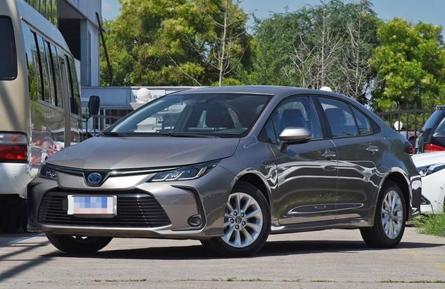 真不愧是丰田王,10个月销量超27.5w台,油耗4l,还想啥日产轩逸