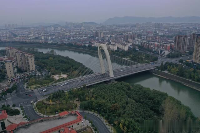 仙霞大桥,也是宣城宁国市的首座斜塔斜拉景观桥,它气势恢弘,刚柔相济