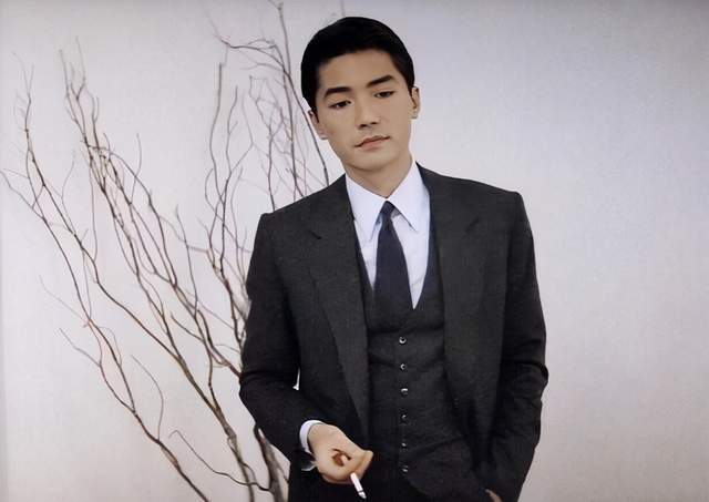 "东方神颜"尊龙:无父无母无妻无子,一生孤独|尊龙|一生|养母_新浪新闻