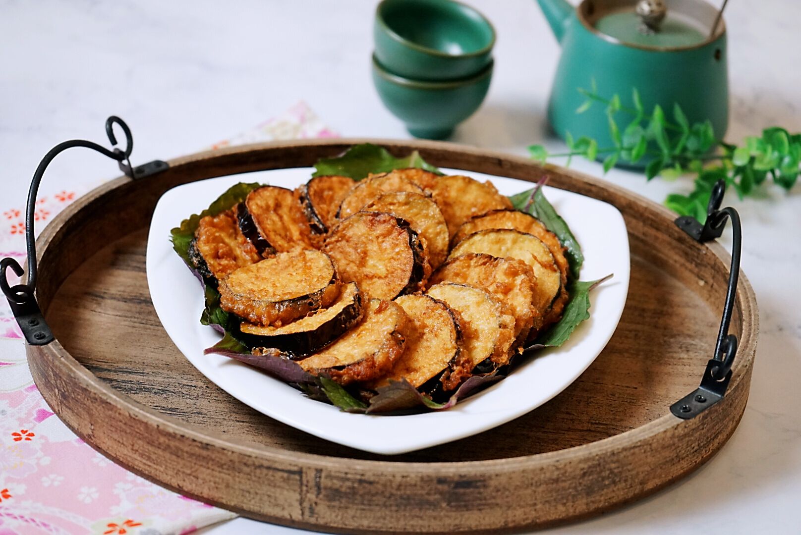 鲜嫩茄子来一根,做成软炸茄饼,外焦里嫩特下饭,口感可比肉香|鲜嫩