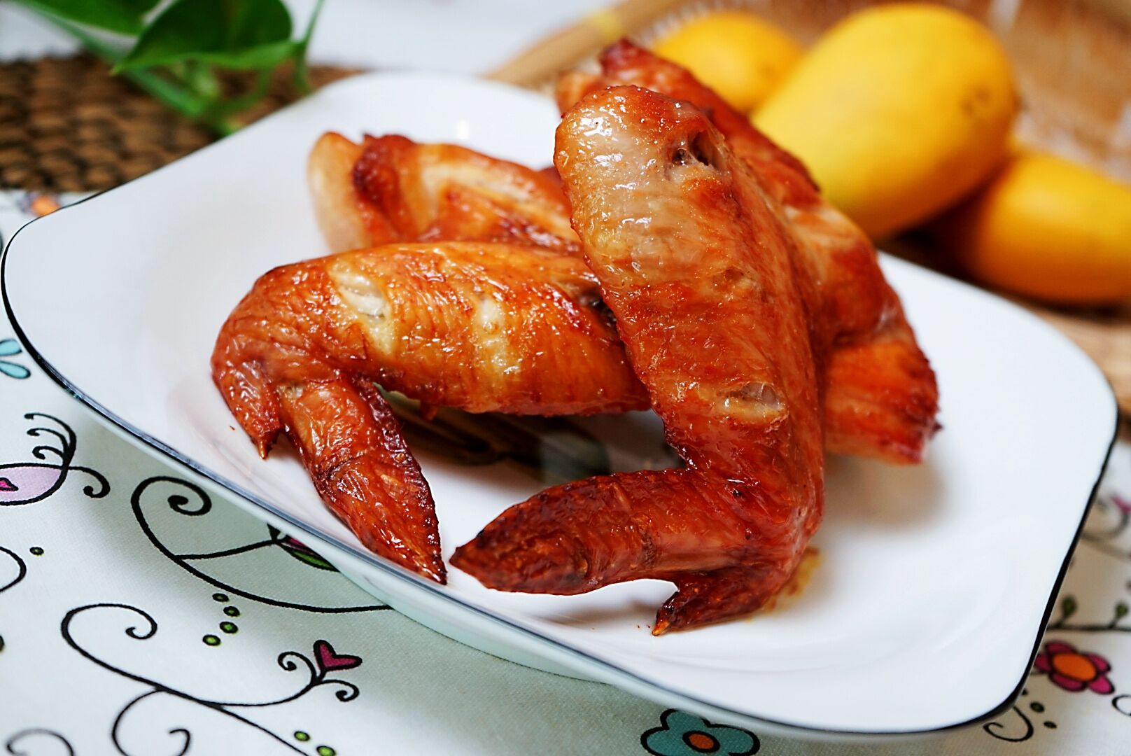 口感上更嫩滑一些,因为工作的原理不同,空气炸锅炸薯条,鸡翅,花生米的