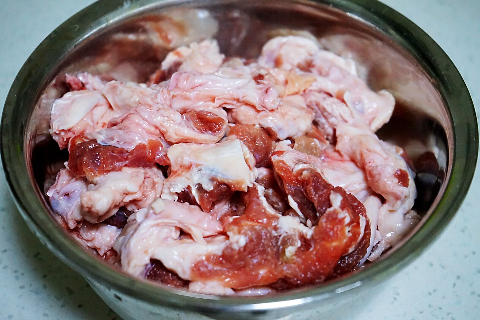 说起这筋头巴脑,就是牛筋牛血管一类的,筋比较多,口感嫩滑,特别适合做