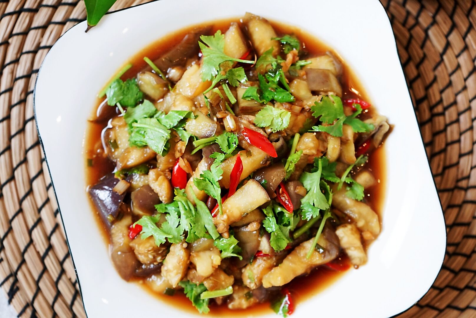 凉拌茄条,茄条绵软醇香,放了足足的蒜末和香菜,汤汁中还加了少许香醋